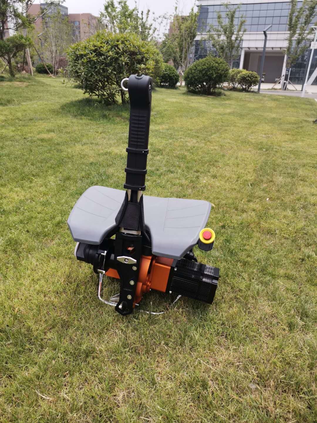 最危險的救援，理應(yīng)有更安全的裝備，座椅式自動升降機(jī)電動上升器，專為高層救援，風(fēng)電作業(yè)設(shè)計