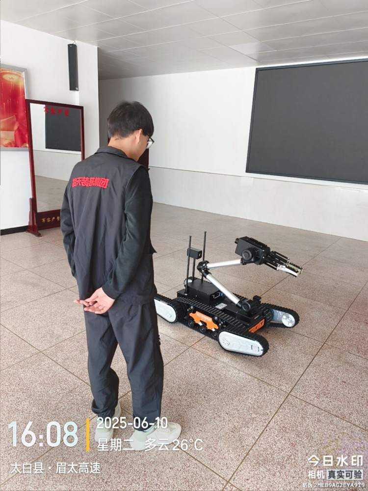 1762154958655701.jpg 雙擺臂排爆機器人驗收1.jpg